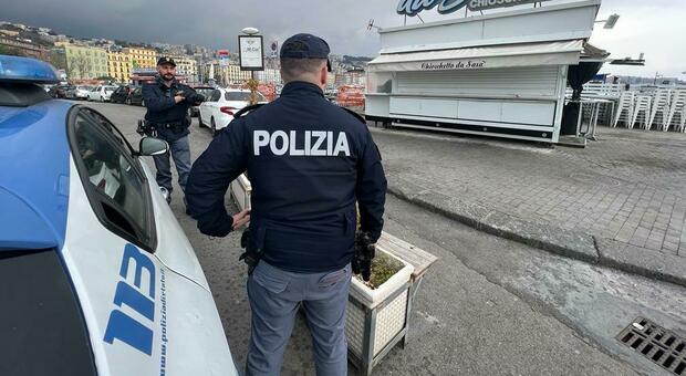 Due agenti di Polizia a Mergellina