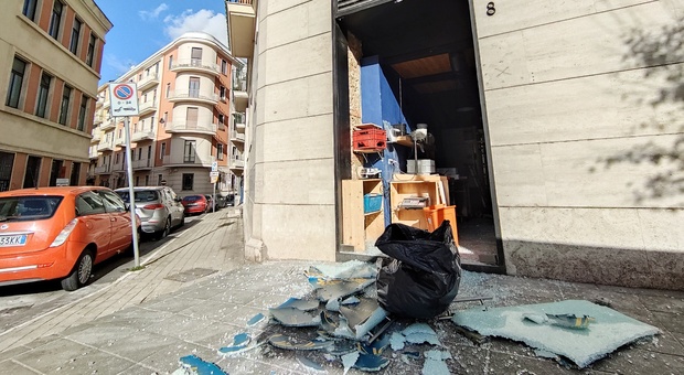 La vetrina del Mulino Urbano andata in frantumi dopo l'attentato