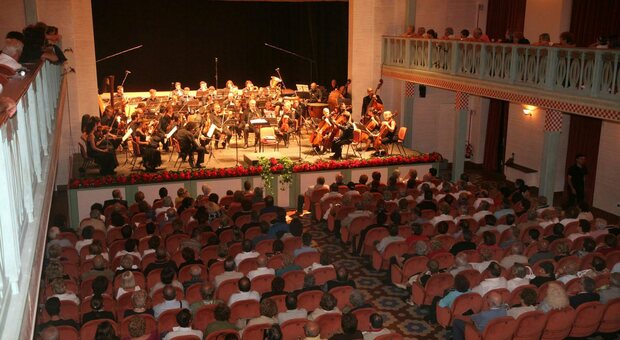 Un concerto all'interno del teatro Eden di Treviso che a giugno riaprirà i battenti