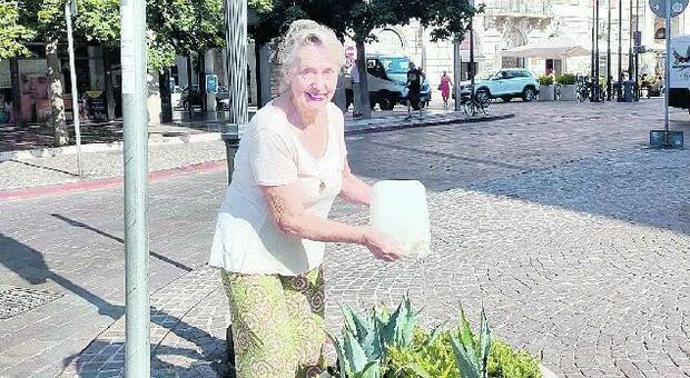 Sessy la volontaria che cura 200 aiuole e vasi del centro dal 2017: «Sono io la prima guerriera del verde, giusto quello che sta facendo il nuovo sindaco»