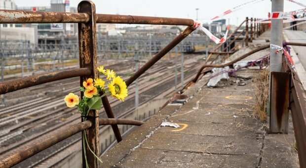 Il guardrail arruginito di Mestre: fiori sul luogo della tragedia