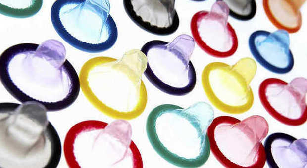 Il preservativo diminuisce il piacere? Falso! Usarlo è saggio e insieme molto eccitante