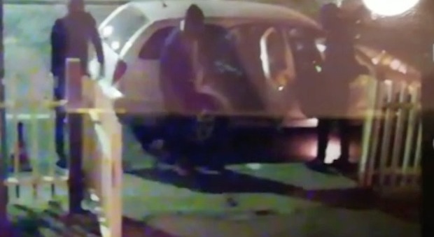 Raffica di furti notturni nel Napoletano: attenti alla banda dell'auto grigia