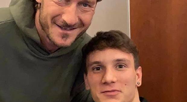 Francesco Totti, visita a sorpresa a Manuel Bortuzzo: abbracci e lunga chiacchierata