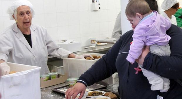 Istat: rallenta l'indice di povertà delle famiglie. "In Italia oltre 4 milioni di indigenti"