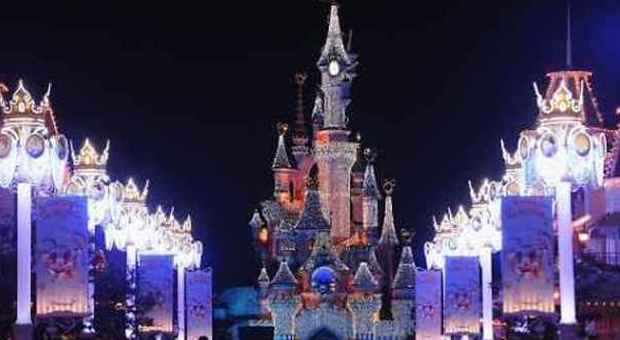 Disneyland Paris riapre e pensa al Natale, ma il cuore è alla strage di Parigi