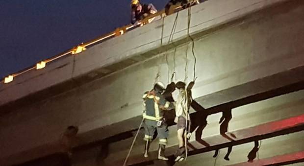 Sei uomini impiccati sotto i ponti verso gli aeroporti turistici