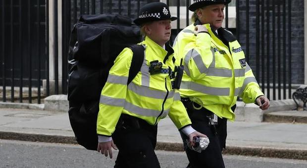 Uomo armato fuori dalla Cattedrale di St. Paul: paura a Londra, la polizia lo ferma con un taser