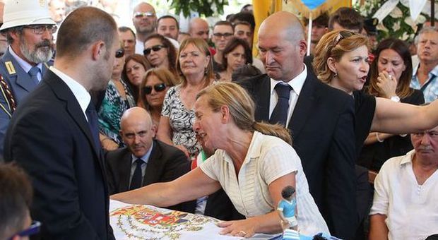 Ciro Esposito, l'ultimo saluto a Scampia. La madre: il suo sacrificio non sia vano. Nino D'Angelo canta con la folla