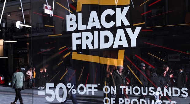 Black Friday, il giorno dei maxi-sconti: televisori, notebook e videocamere a prezzi stracciati