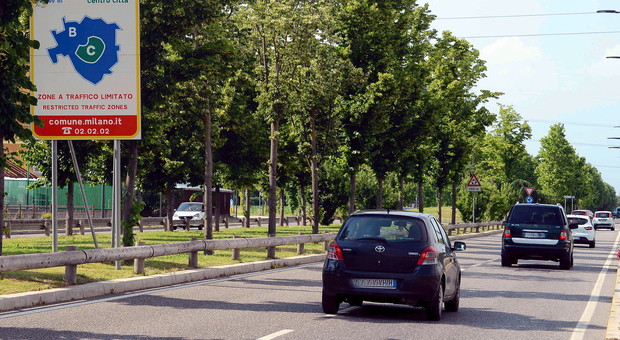 Milano, l'Area B apre ai diesel con la scatola nera che conta i chilometri