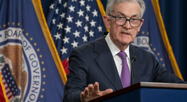 La Fed lascia i tassi fermi ai massimi da 22 anni. «Ma sono previsti tre tagli nel 2024»