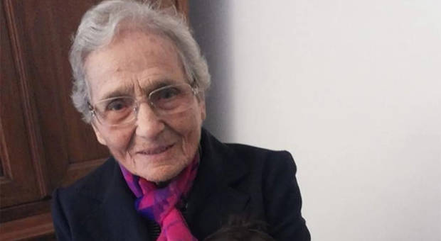 Anziana di 103 anni guida la Panda di notte con la patente scaduta, Giuseppina fermata dai carabinieri: «Sono andata a giocare a burraco»