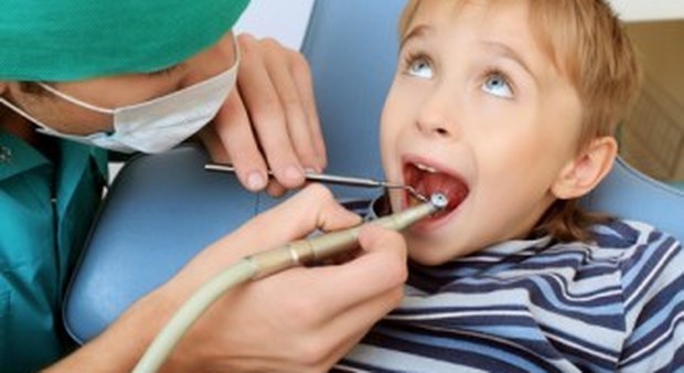Un bambino dal dentista