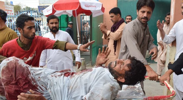 Pakistan, attentato kamikaze dell'Isis durante comizio: 128 morti e 200 feriti