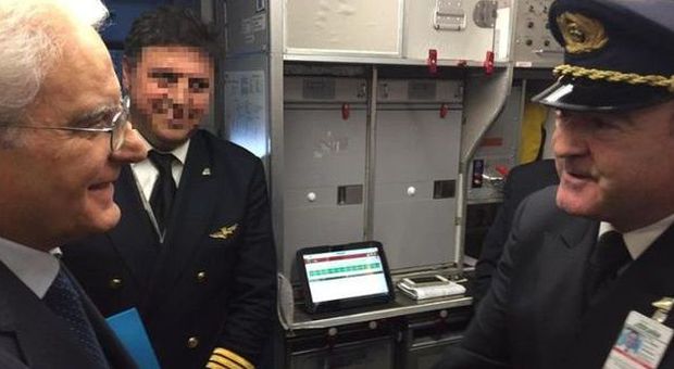 Il pilota Maurizio Foglietti con Mattarella nella foto Alitalia