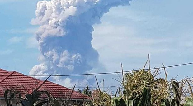 Eruzione del vulcano Soputan, colonna di cenere alta 4 chilometri: è di nuovo allarme calamità in Indonesia