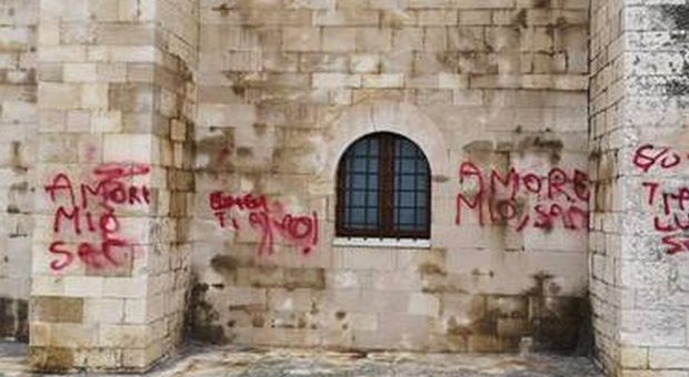 Scrive “Luigi ti amo” sulla parete della cattedrale di Trani. Il sindaco: «Luigi, hai una fidanzata idiota»