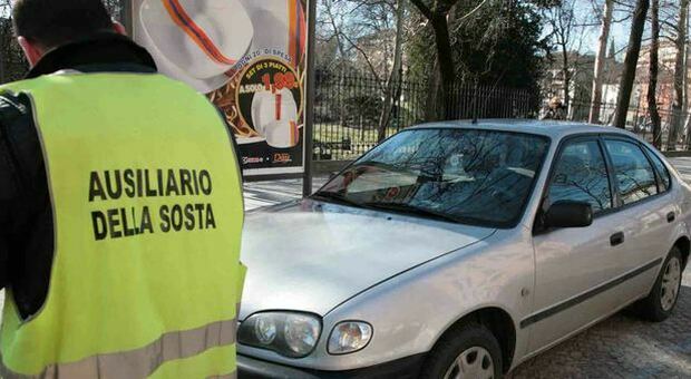 Tornano i parcheggiatori autorizzati in alcune zone di Roma