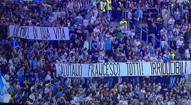 Lazio, striscione dalla Curva Nord: "I nemici di una vita salutano Francesco Totti"