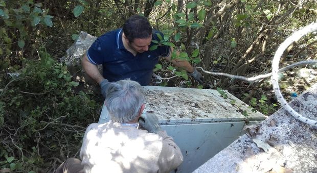 Rieti, un materasso e un frigorifero recuperati a Colle San Mauro dai «volontari» di Benito Rosati