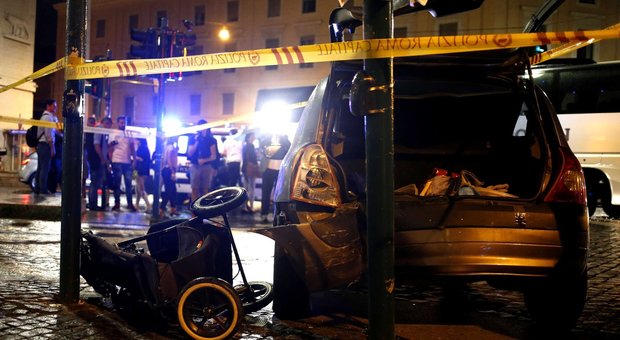 Roma, auto travolge passanti a San Pietro: 5 feriti, tre sono bambini
