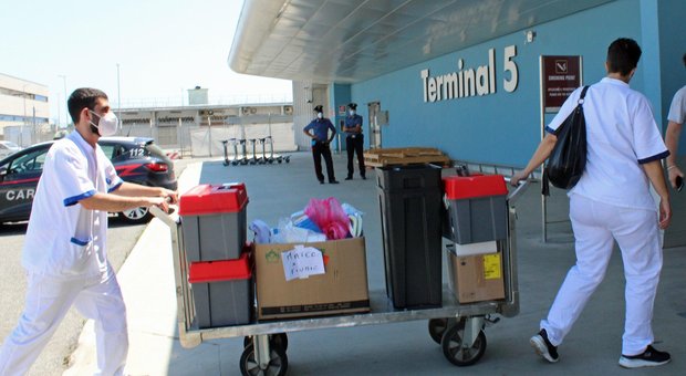 Virus, in arrivo a Fiumicino aereo del Qatar dal Bangladesh: 80 a bordo, il giallo dei tamponi