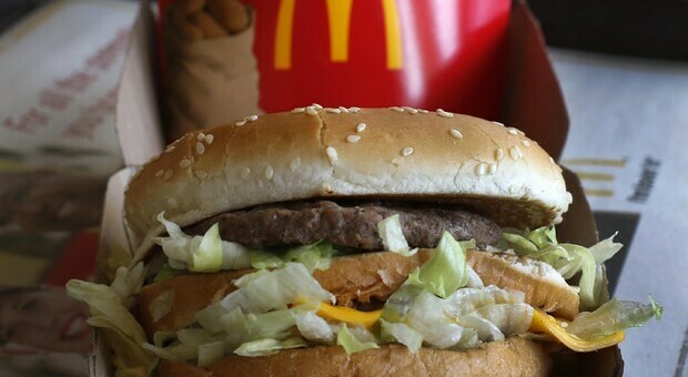 Una donna ha conservato un hamburger e delle patatine fritte del McDonald's per oltre per 24 anni, poi decide di mostrare il risultato su TikTok - VIDEO