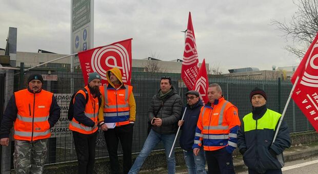 I lavoratori in sciopero all'entrata della Dub Pumps di Mestrino