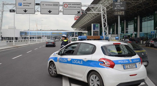 Fiumicino, finti tassisti all'aeroporto inseguiti e presi con auto sequestrata e patente scaduta