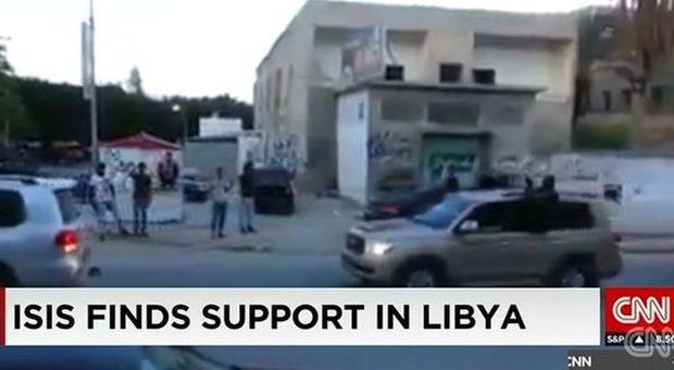 L'isis penetra in Libia. Bandiere su edifici governativi e auto polizia