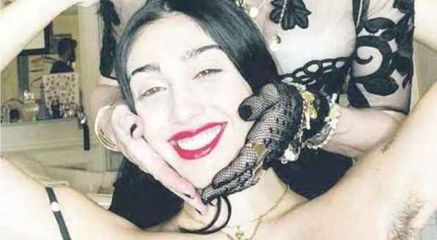 Liscia, depilata o al naturale? Lourdes, la figlia di Madonna, sfila con le ascelle pelose, come Beyoncé e Lady gaga