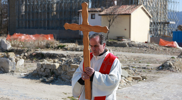 Coronavirus, il vescovo Pompili celebra in solitaria tra le macerie di Amatrice la Via Crucis