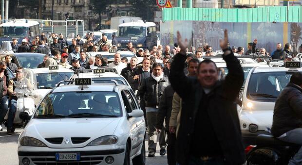 La protesta dei tassisti di Napoli