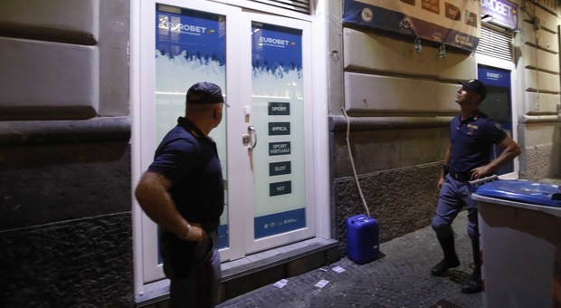 Far west Napoli: sei colpi contro centro scommesse, 13enne ferito