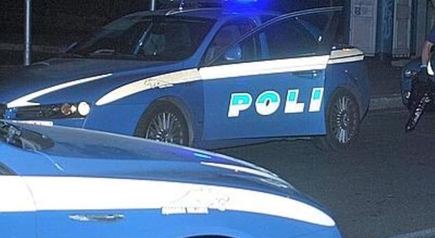 Ventenne bloccato con 21mila euro in auto: denunciato dalla polizia