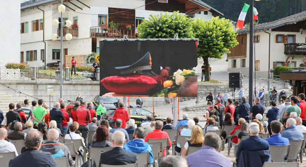 La piazza di Villagrande ad Auronzo davanti alla chiesa di Santa Giustina gremita di gente per assistere sul maxischermo al funerale