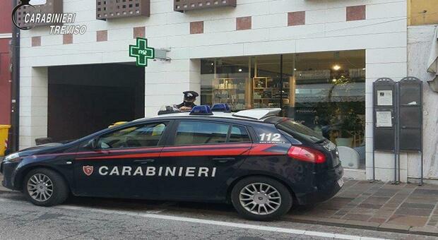 I carabinieri davanti alla farmacia in via Marconi a Godega