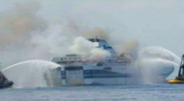 Il traghetto italiano in fiamme