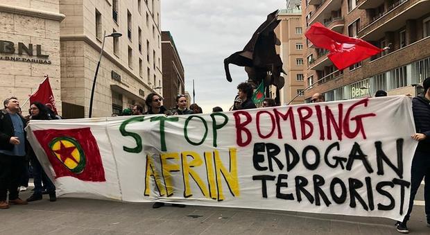 Napoli in piazza per la Siria: «Stop ai bombardamenti su Afrin»