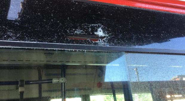 Napoli, martedì di terrore sull'autobus: raid in pieno giorno e vetro in frantumi