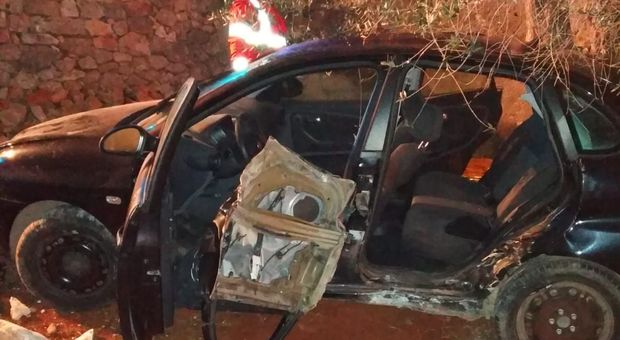 Auto fuori strada: muore donna di 41 anni, feriti gli altri passeggeri