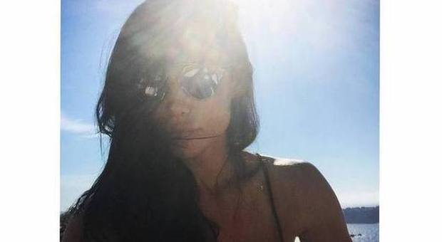 Nicole Minetti, seno esplosivo curve mozzafiato in spiaggia a Ibiza