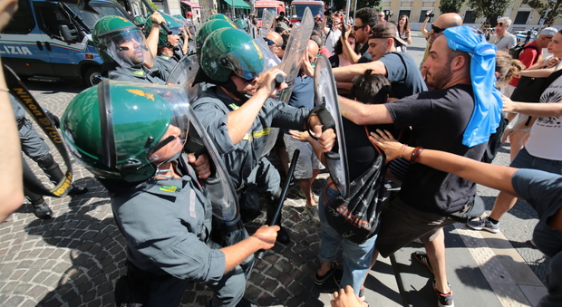 Comune di Napoli occupato dai comitati tafferugli con la polizia, vigile ferito