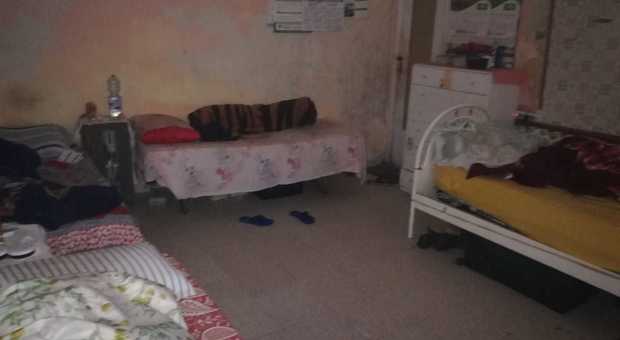 In 25 stipati come sardine in un appartamento fatiscente: blitz della polizia municipale nel Napoletano