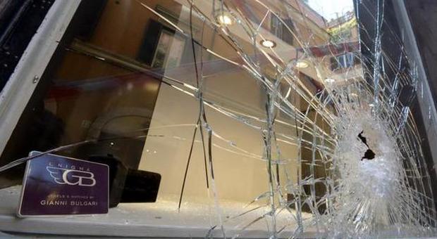 Colpo grosso nella boutique di Bulgari svaligiate le vetrine: è caccia ai ladri