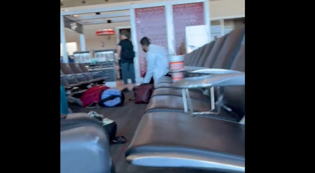 Dallas, donna spara in aeroporto: fermata dalla polizia, è ferita in ospedale