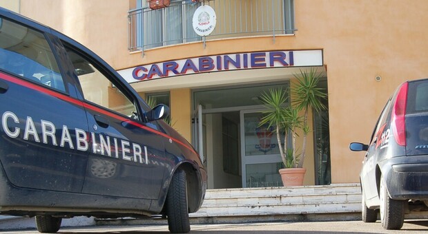 Due auto del carabinieri fuori una stazione locale dei militari