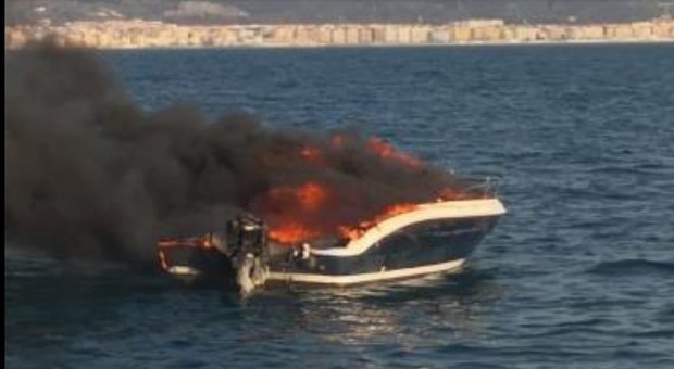 Natante in fiamme in mare, uomo salvato dalla Guardia Costiera