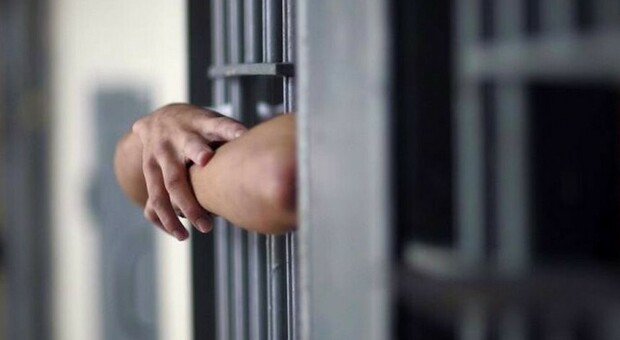 Perseguita l'ex fidanzata nonostante il divieto di avvicinamento: 46enne in carcere